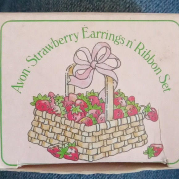 Avon 1984Vintage strawberry Gift set studs pierced WITH ribbon - Picture 6 of 7